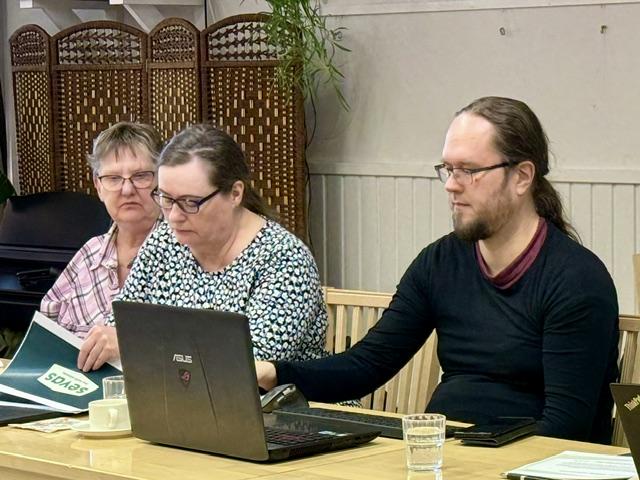 Erja Hietala, Krista Varhamaa ja Immanuel Grönlund huolehtivat kokouksen kulusta.