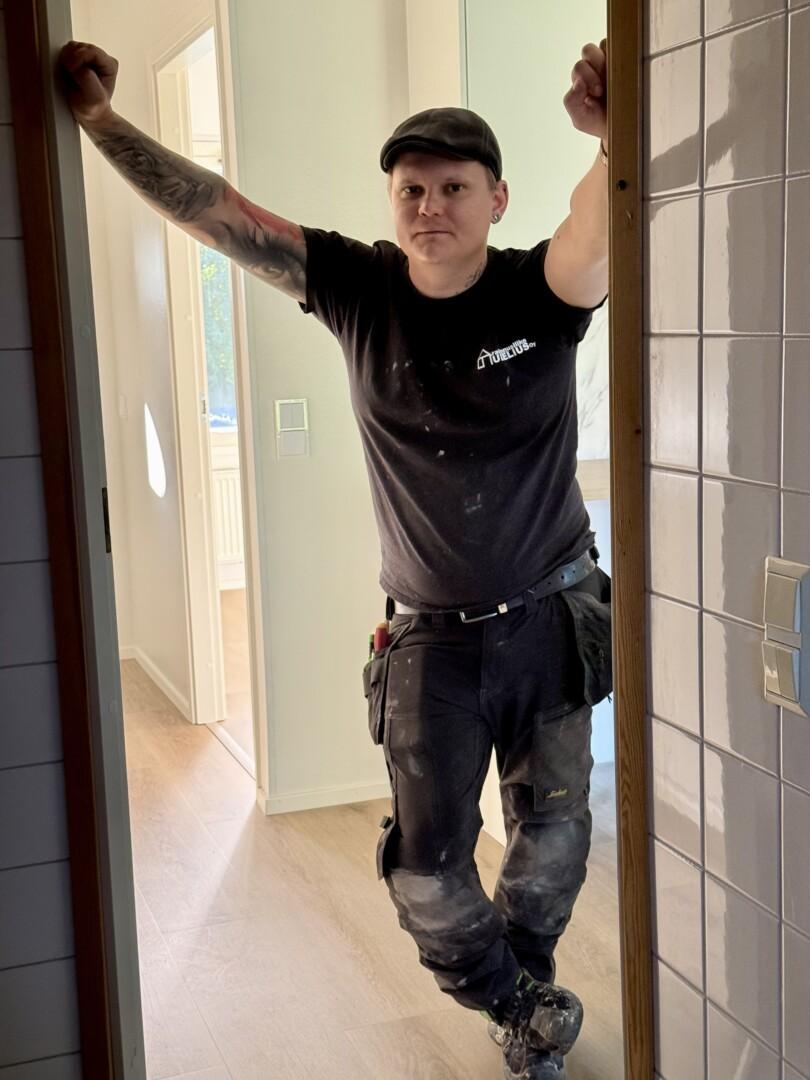 Mikko Teini kylpyhuoneen ovella